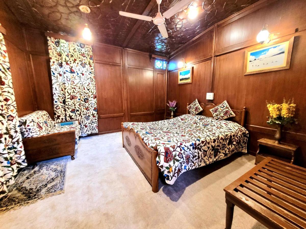 Aziz Palace Group Of Houseboats Srinagar  Luaran gambar
