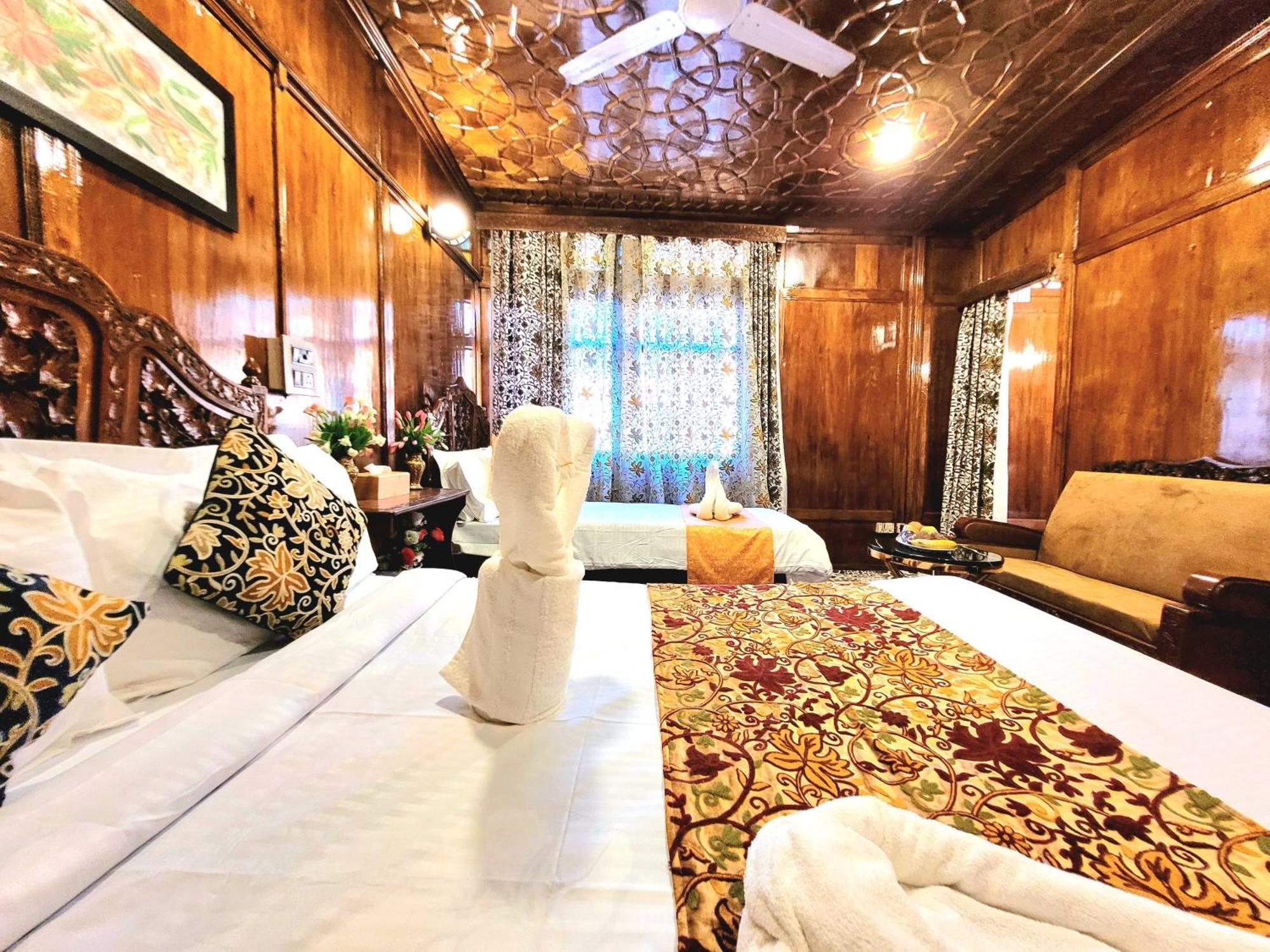 Aziz Palace Group Of Houseboats Srinagar  Luaran gambar
